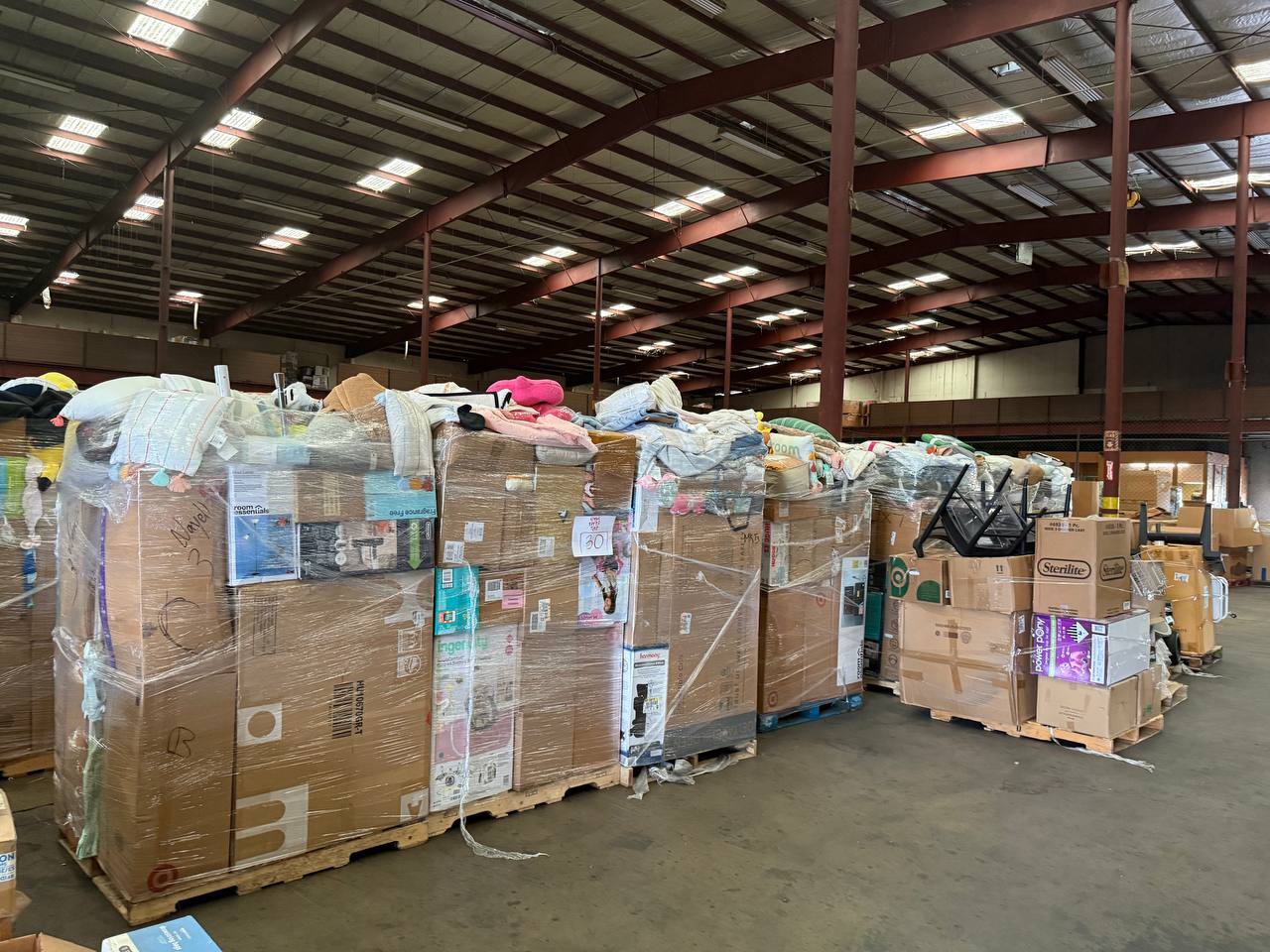 Border Discount Warehouse Interior